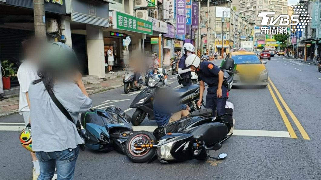 沒注意前車禮讓行人過馬路！後方機車追撞中和三騎士摔倒在地