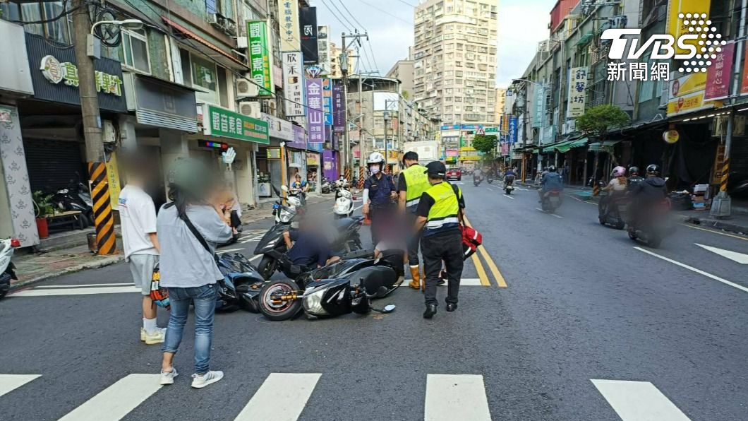 4日下午中和路上發生一起3輛機車追撞事故。（圖／警方提供）