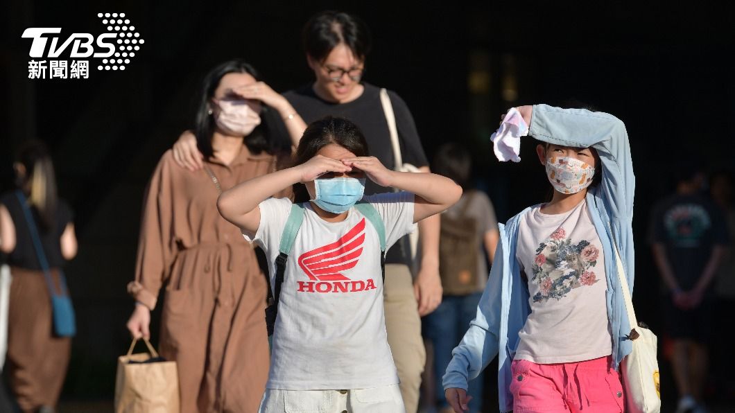 近日高溫不斷,外出要格外注意防暑。(圖/胡瑞麒攝)