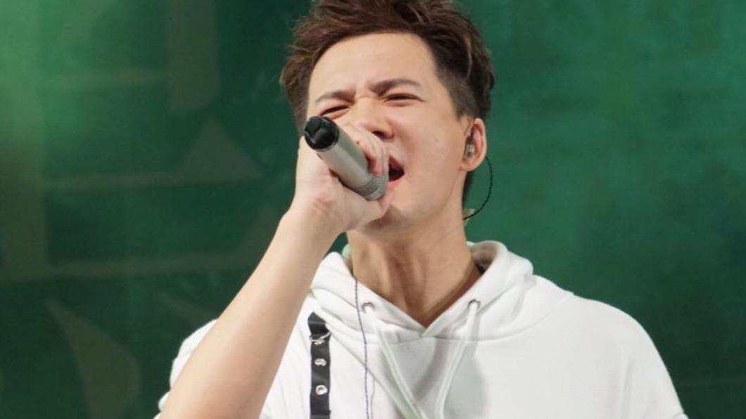 金曲男星張三被指控,逼女星到飯局,甚至言語調戲「還好不是『鬆』了」。(圖/翻攝自王喬尹臉書)