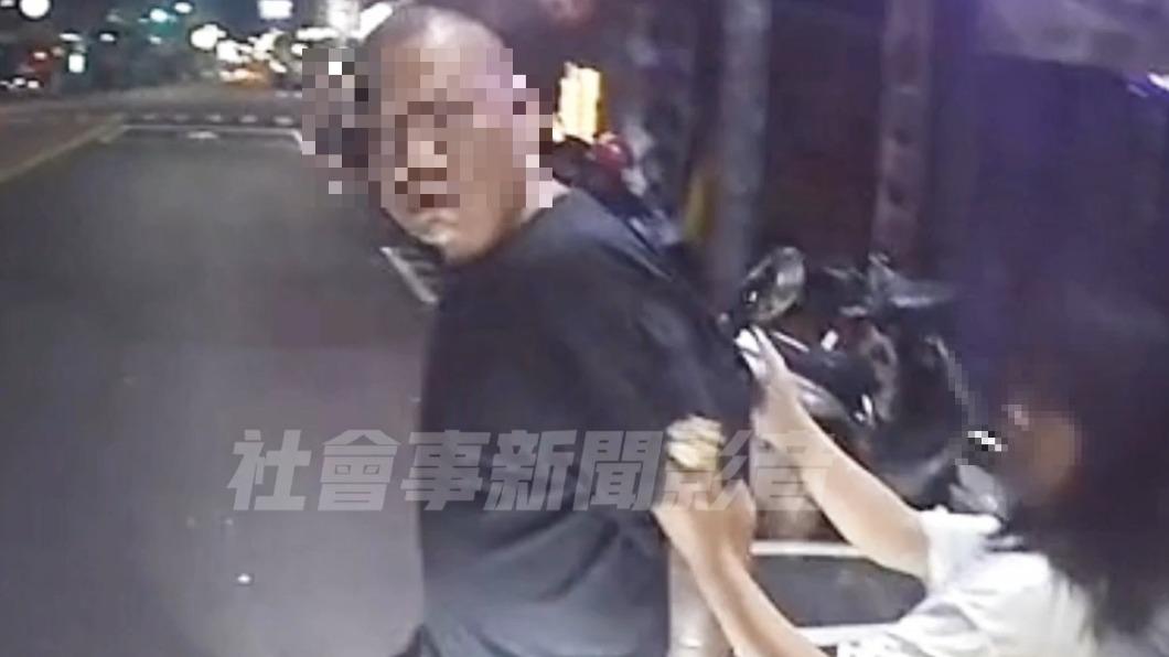 機車雙載未戴安全帽遭勸　男爆氣怒嗆外送員：你是警察嗎？