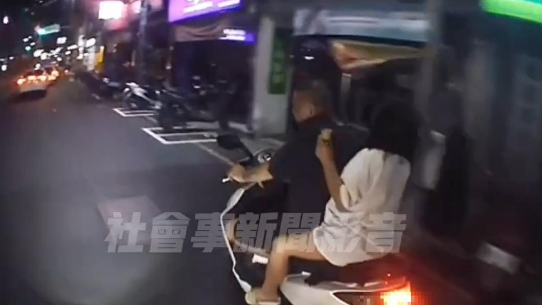 男子騎機車載著女童，但2人都未戴安全帽。（圖／翻攝社會事新聞影音）