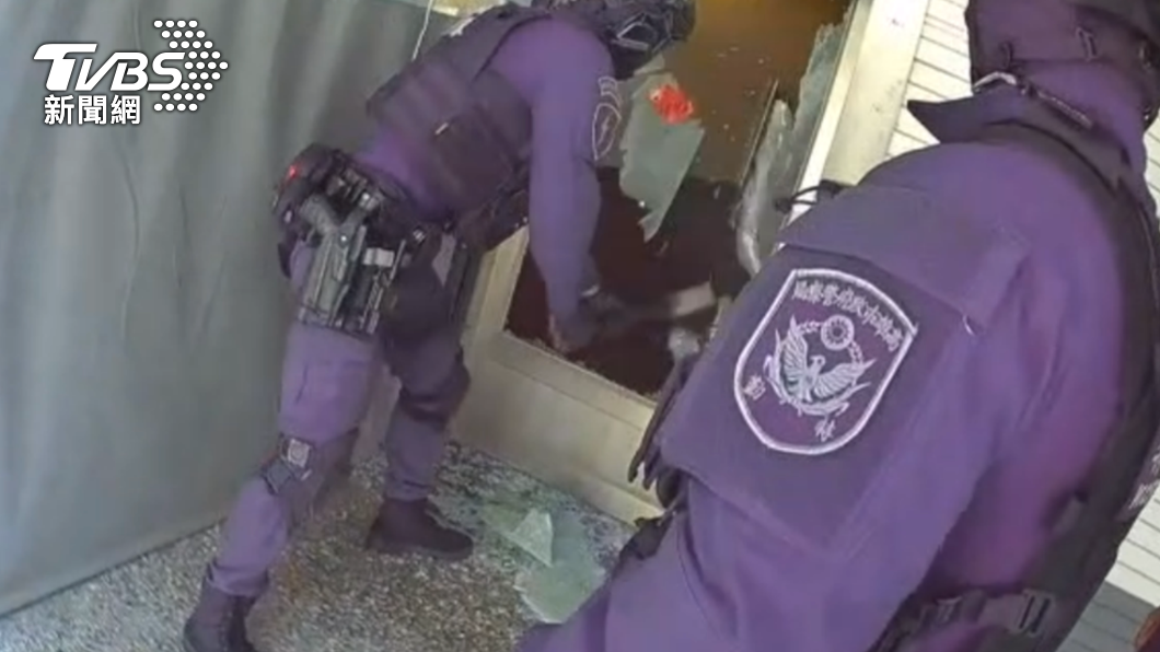 特警打前鋒破門進入逮人。（圖／警方提供）