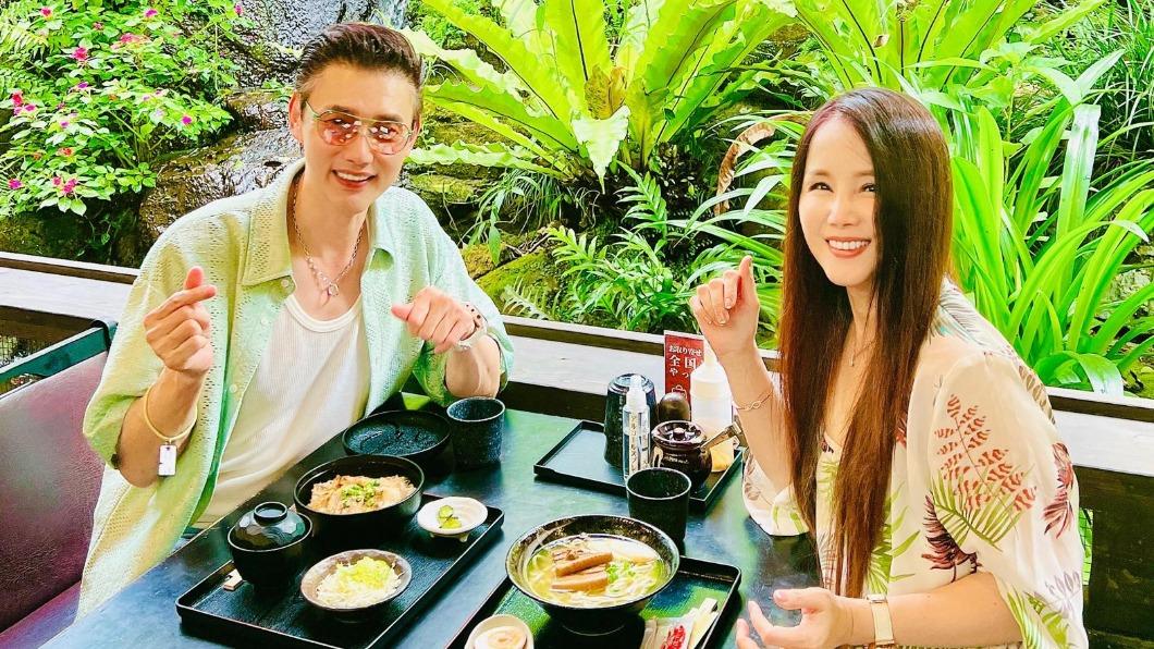 包偉銘和劉依純開心享用沖繩美食。(圖/翰森娛樂提供)