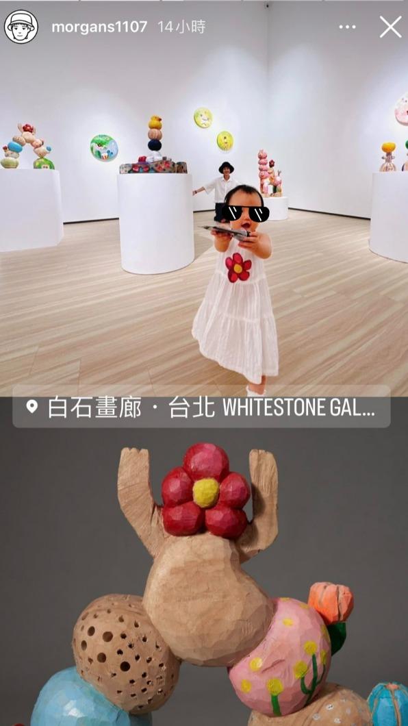 孟耿如陪女兒黃玉米在畫廊探險，她還守護在身後。（圖／翻攝自孟耿希IG）