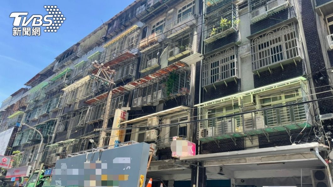 新北市三重區稍早傳出工安意外，1名工人失足墜樓死亡。（圖／TVBS）