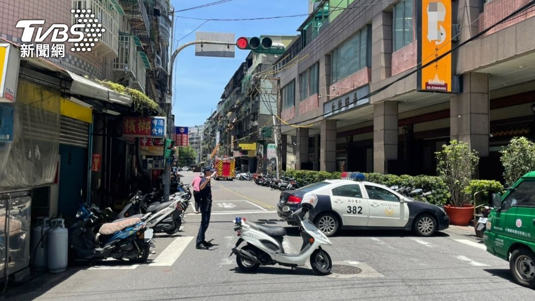 警方現場拉起封鎖線。(圖/TVBS)