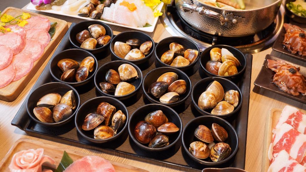 涮樂和牛鍋物 食べ放題每成人贈「XXL東石大蛤大蛤一份/4顆」。（圖／馬辣集團提供）