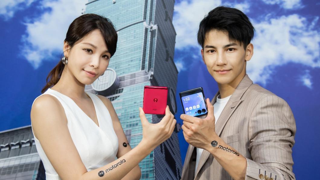 市面上最大3.6吋外螢幕的摺疊手機motorola razr 40 ultra。(圖/motorola提供)