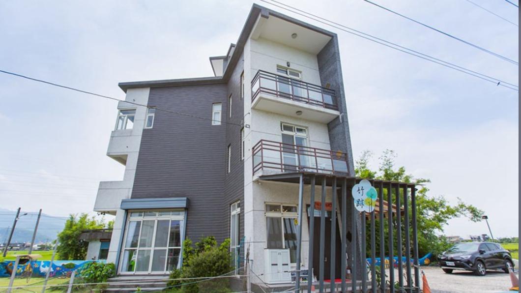 竹跡庭園渡假會館的外觀是一棟不規則的3層樓建築,四周都是稻田所以景色很開闊又很美。(圖/小佳的幻想世界)