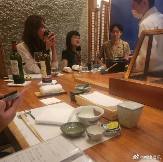 林志玲、Akira在東京餐廳吃飯遭目擊。（圖／翻攝自新浪娛樂微博）