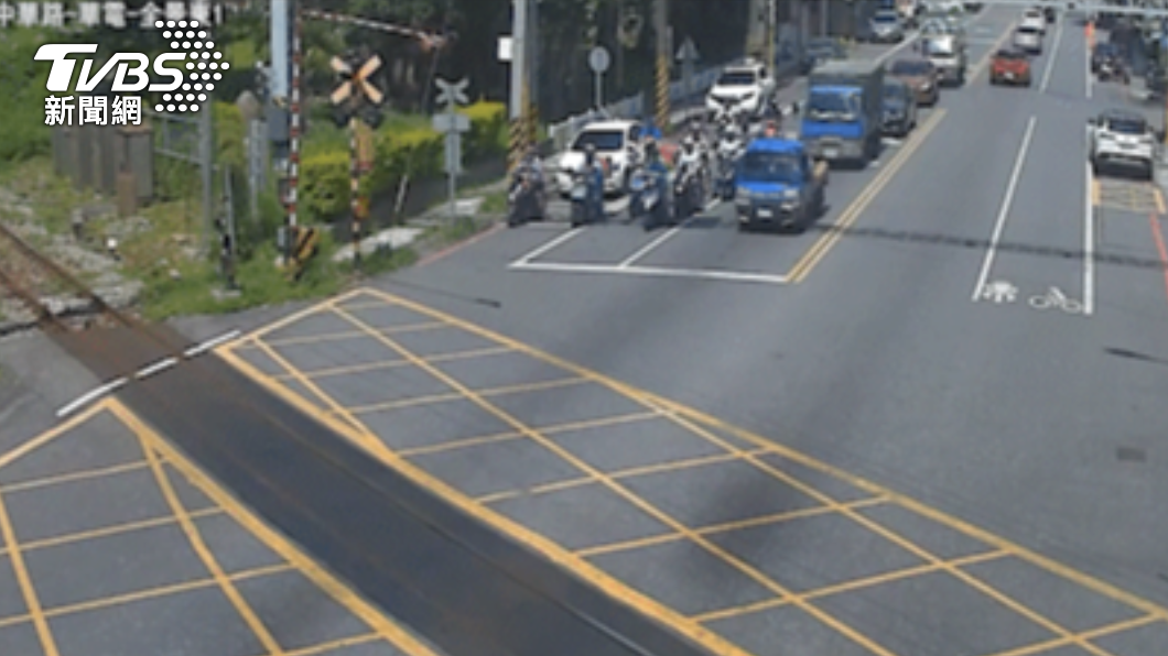 花蓮男開車搶道!3機車無辜遭撞 慘變「保齡球瓶」全倒