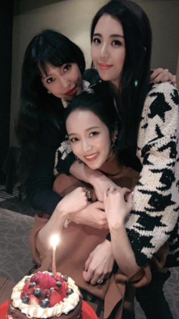 李靚蕾(後排左)回歸社交圈,先前才和陶喆老婆Penny一起為侯佩岑慶生。(圖/翻攝自李靚蕾IG)