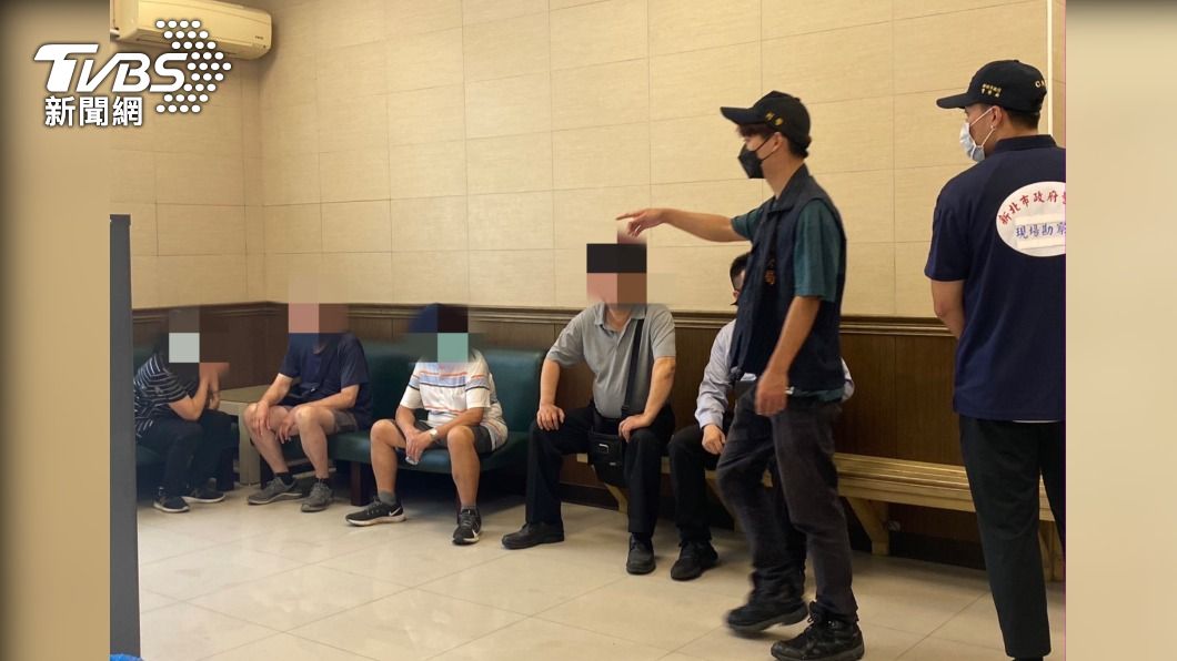 檢方於板殯相驗死者遺體。(圖/讀者提供)