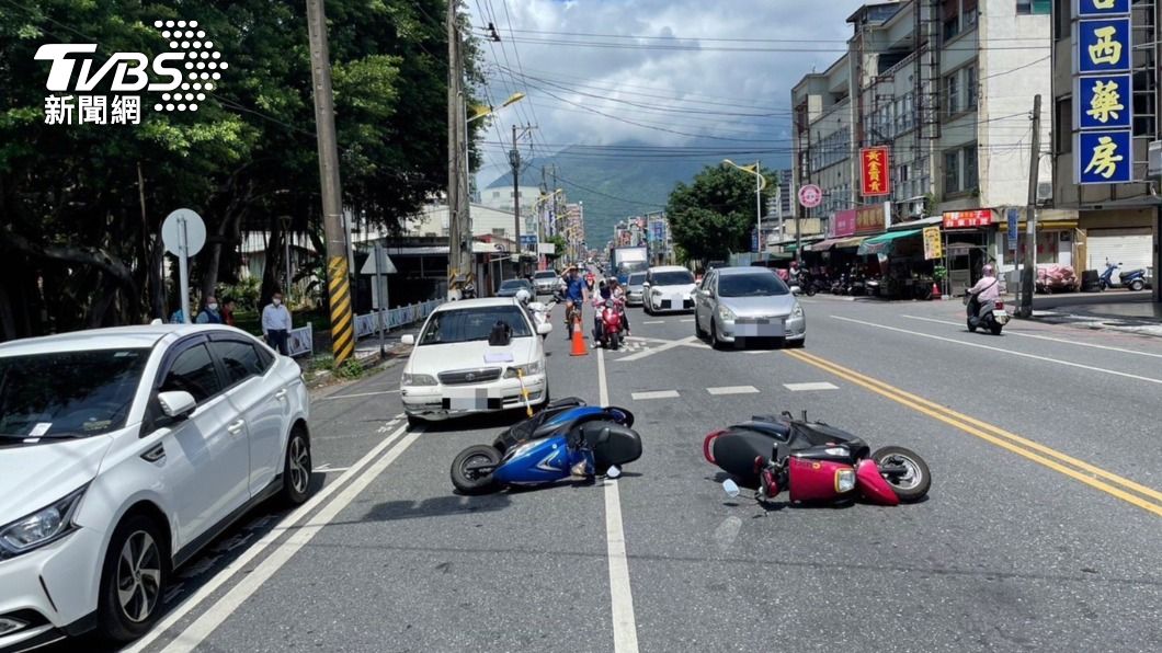 機車被白車撞得東倒西歪。(圖/警方提供)