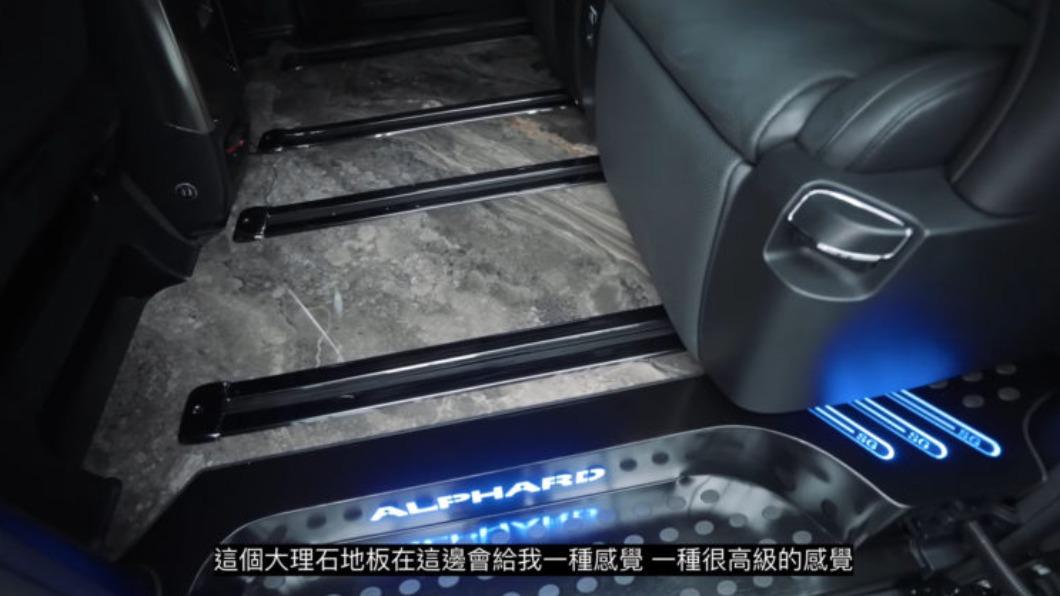 在車上可以見到大理石地板,看起來相當有高級感。(圖/翻攝自EMC YT)