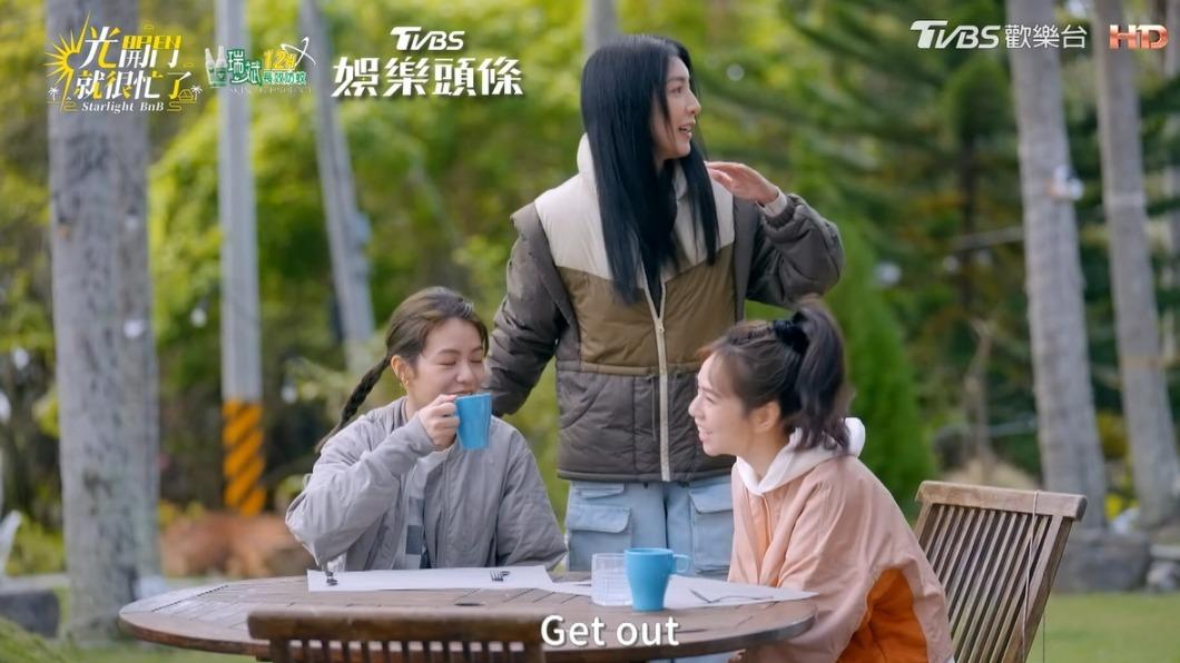 楊謹華聽到廚房傳來的聲音,忍不住回頭。(圖/翻攝自《光開門就很忙了》)