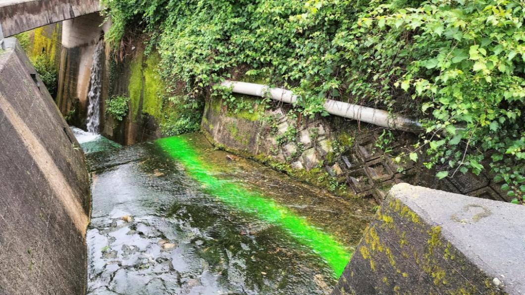 奈良持川疑遭人撒了不明粉末,導致河水變色。(圖/翻攝自推特@YNbcrt)