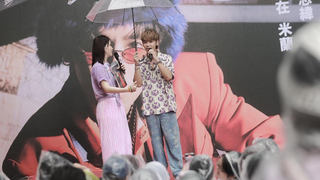 鼓鼓（右）感謝歌迷無畏大雨出席簽唱會。（圖／相信音樂提供）