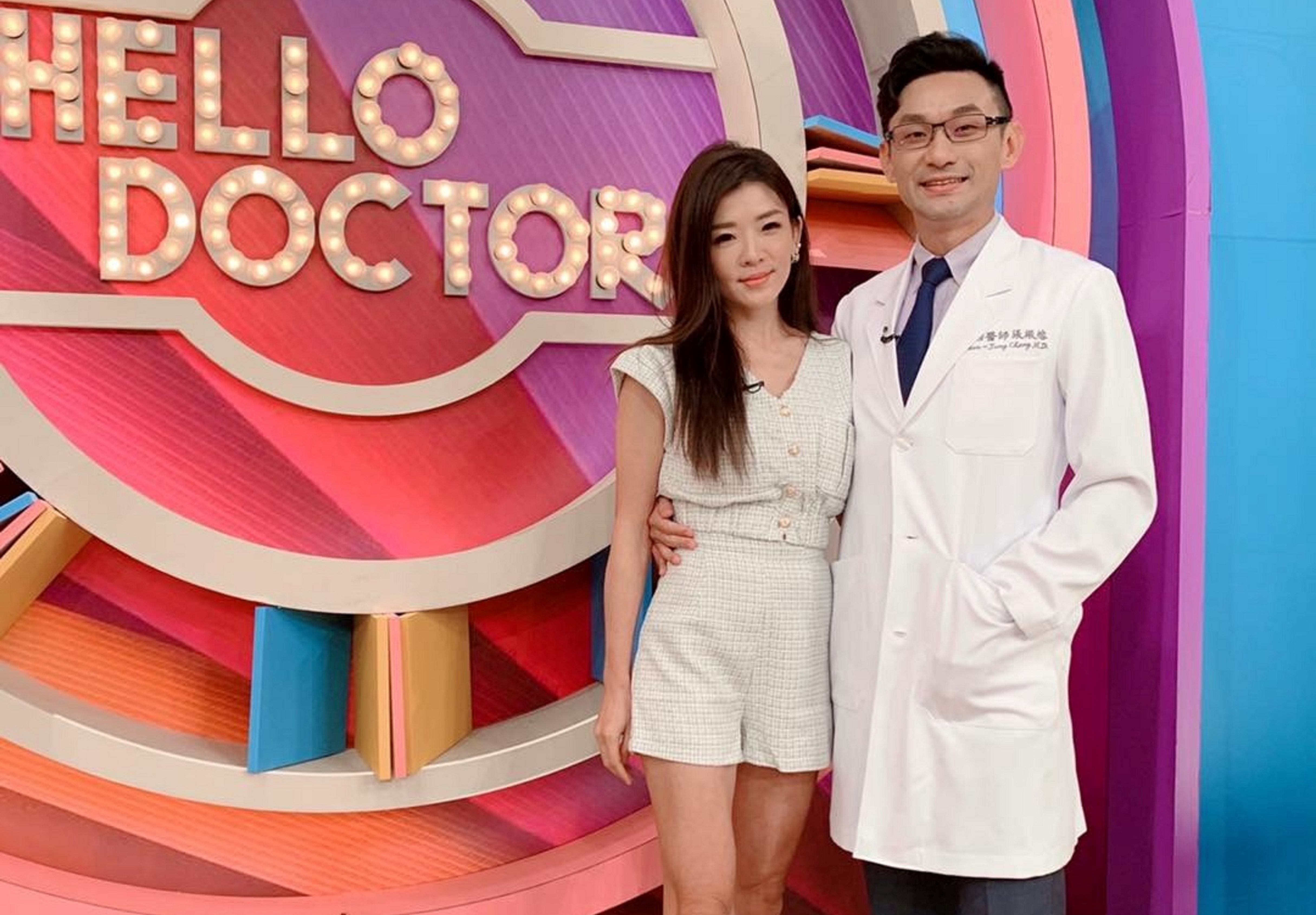 張振榕(右)和護理師老婆莘妮常一起上電視節目。(圖/艾迪昇傳播提供)