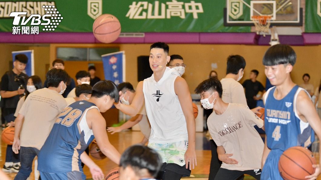 林書豪今天在松山高中體育館,參與華航公益活動。(圖/胡瑞麒攝)