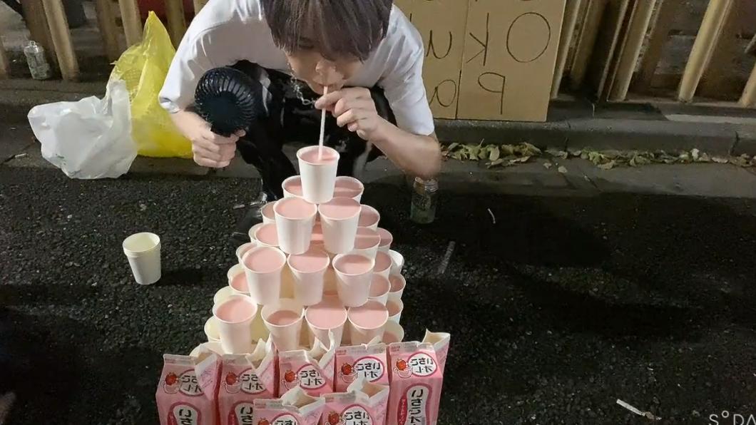 不同於牛郎店的香檳塔,擺攤牛郎採用草莓牛奶塔。(圖/翻攝自推特yamadanomane)