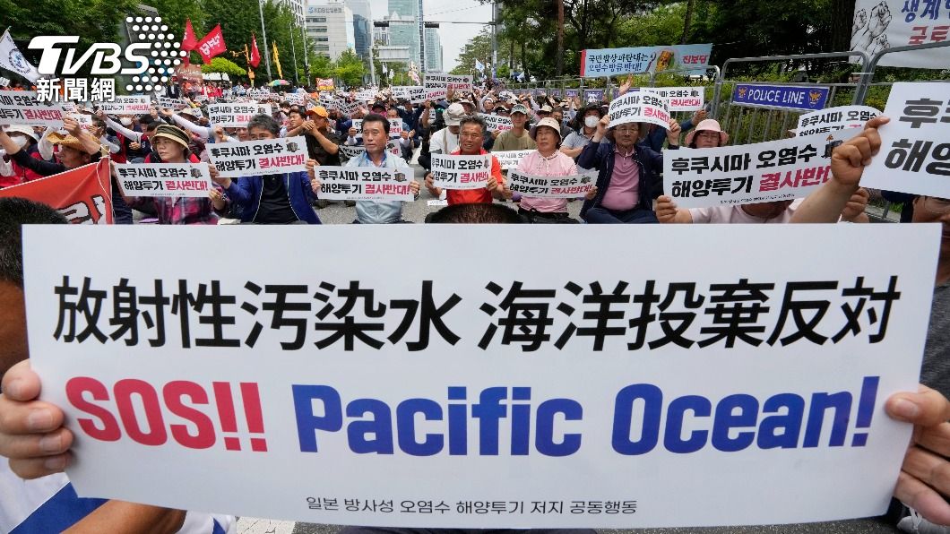 反對核廢水排放的南韓民眾高舉著日文、英文、韓文的標語上街抗議。(圖/達志影像美聯社)