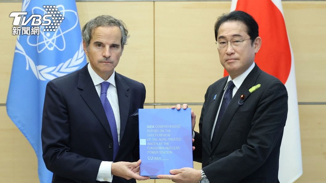 國際原子能總署(IAEA)總幹事格羅西向日本首相岸田文雄遞交核處理水排海評估報告。