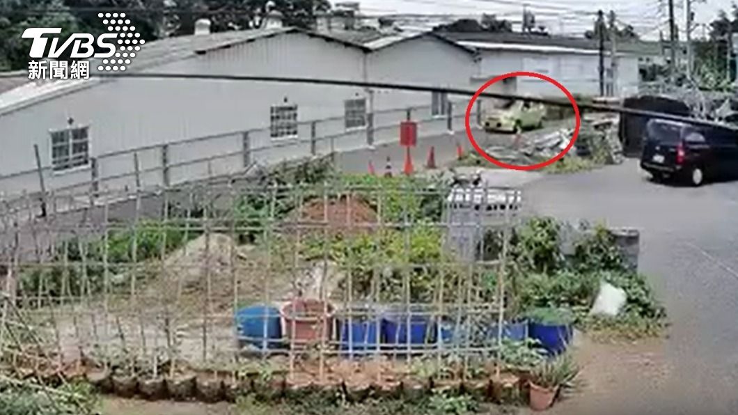 教練車的車頭毀損。（圖／翻攝自爆廢公社二館）