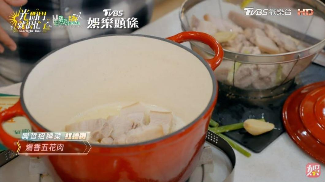 五花肉是周興哲的招牌菜。(圖/翻攝自《光開門就很忙了》)