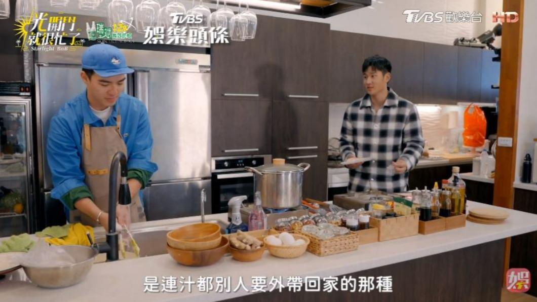 周興哲(右)對自己的廚藝很有自信。(圖/翻攝自《光開門就很忙了》)