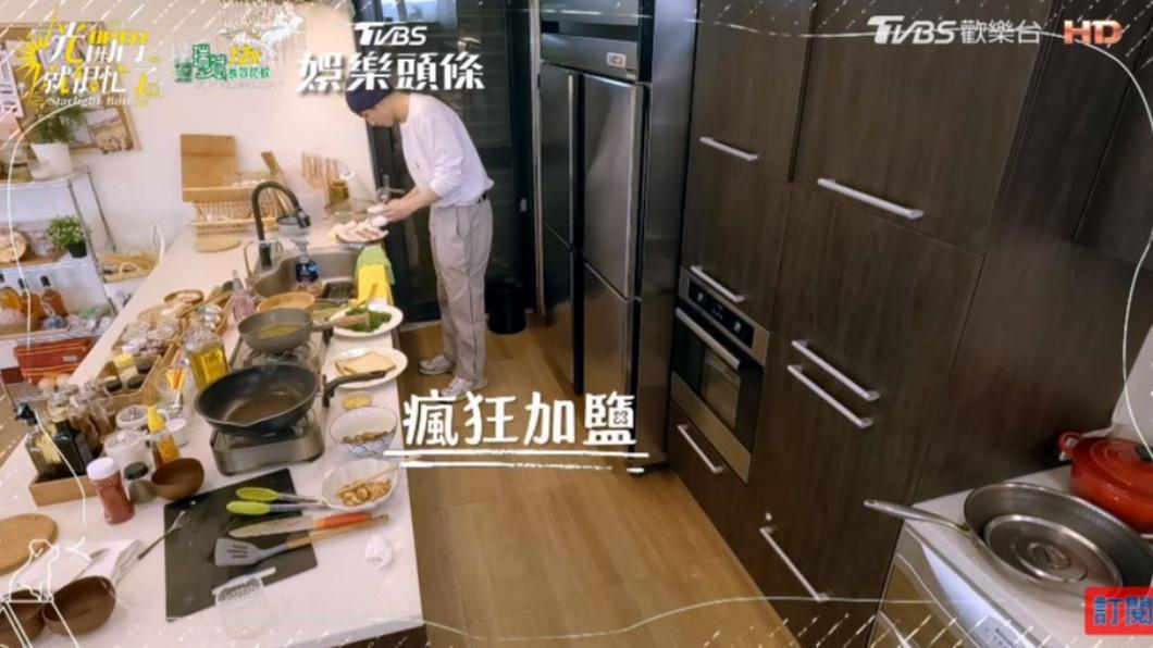 章廣辰沒有抓好鹽巴的量,導致牛排太鹹。(圖/翻攝自《光開門就很忙了》)