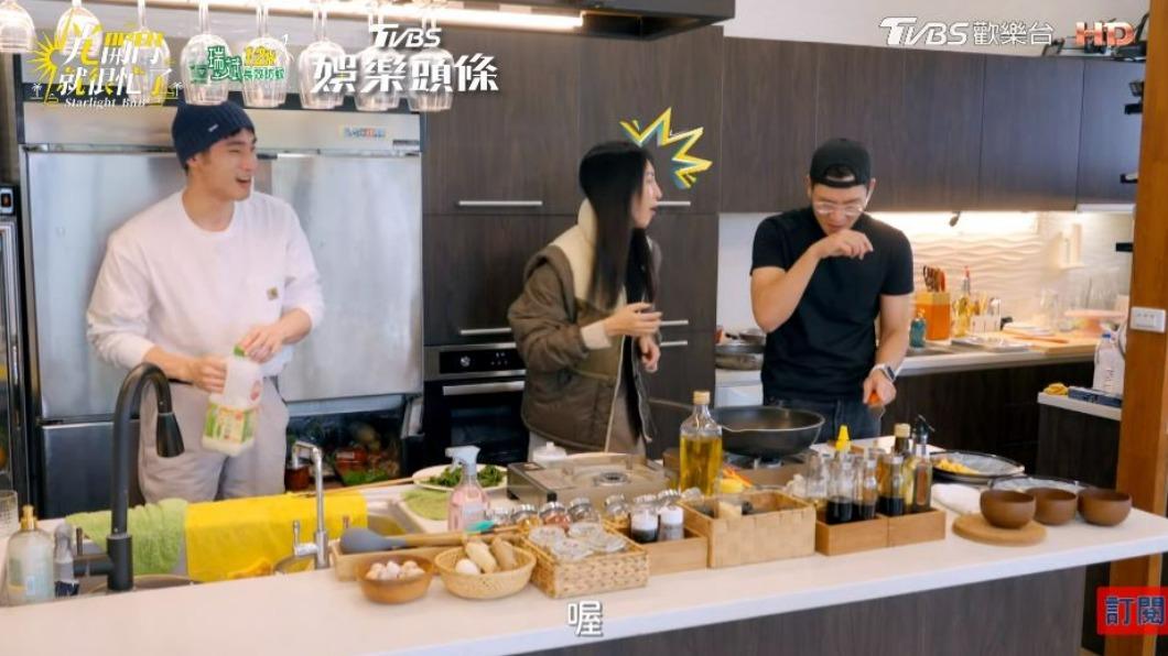 牛排鹹到楊謹華(中)都受不了。(圖/翻攝自《光開門就很忙了》)