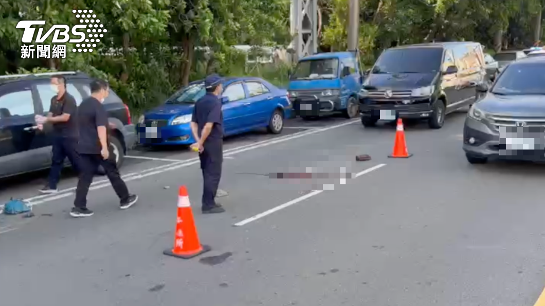 王男當場被大貨車輾斃。（圖／TVBS）