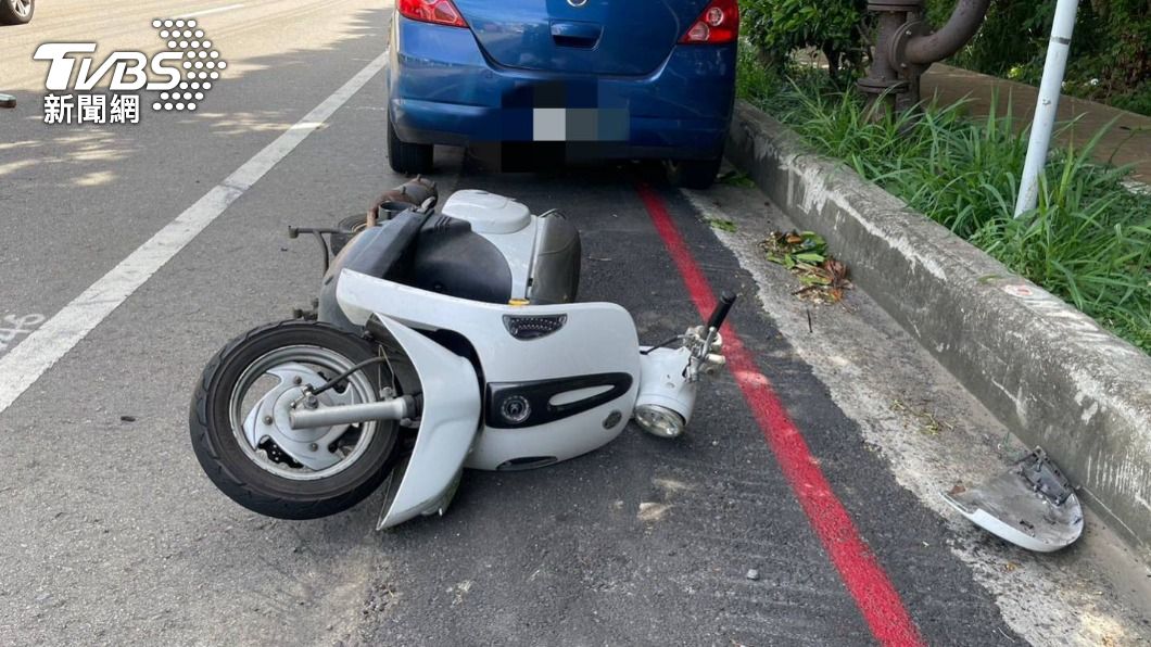王男被撞後連人帶車倒臥外側車道。（圖／警方提供）