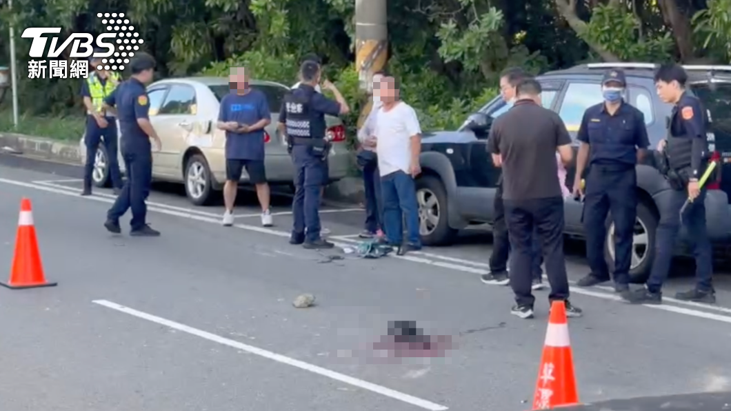 悚!桃園騎士超車與大貨碰撞 下秒遭後車輾爆頭慘死