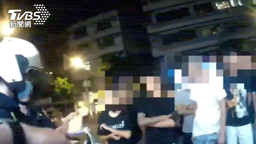 警方獲報後前往將人車全數攔下。(圖/TVBS)