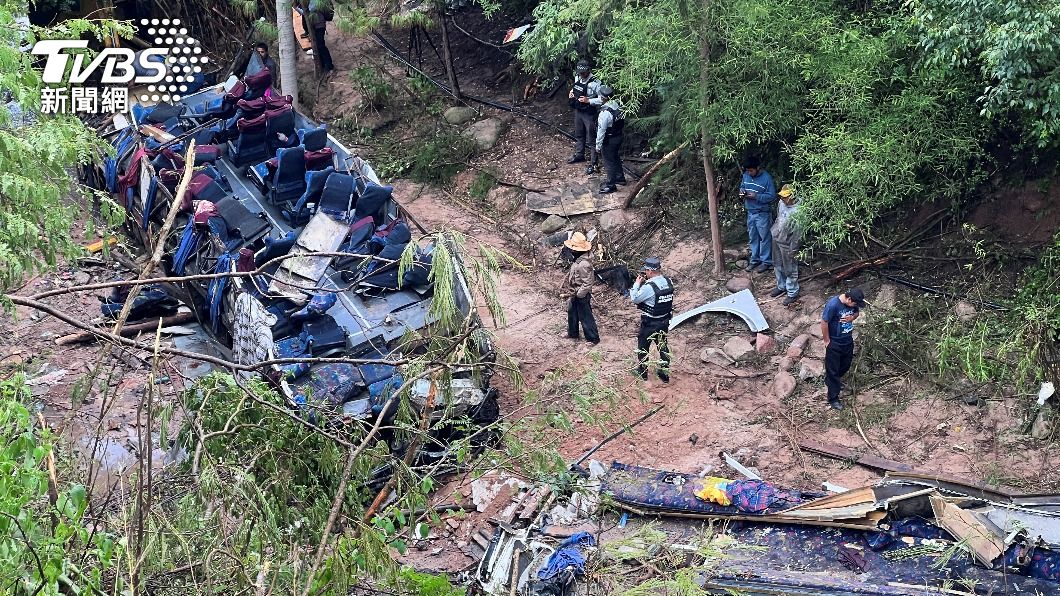 釀29死19傷!墨西哥南部駕駛失控「公車墜八層樓高峽谷」