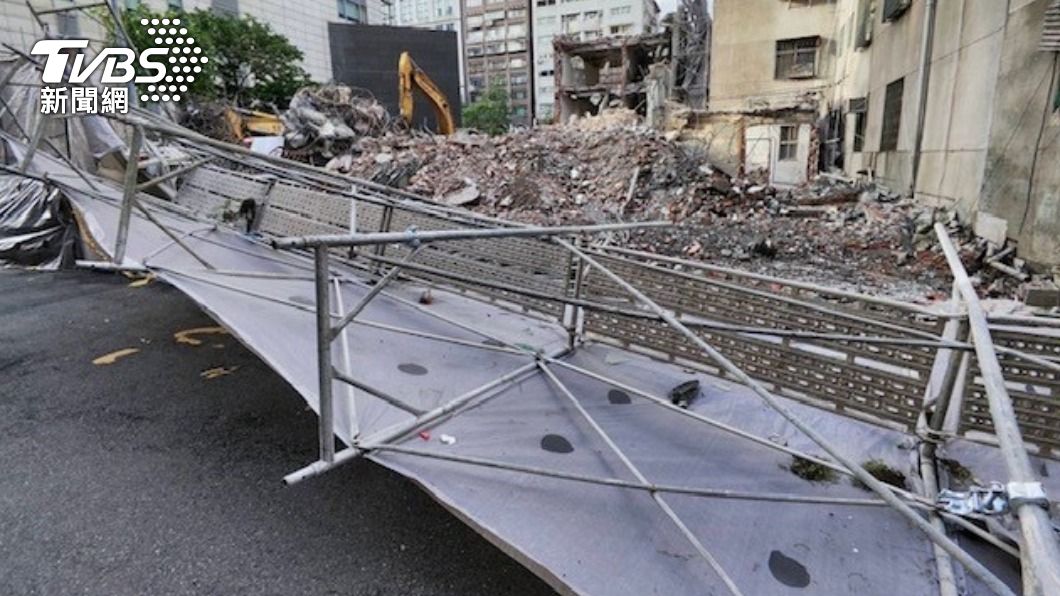 6級陣風吹垮鷹架?整片倒塌「鐵條四散壓機車」建管處罰了