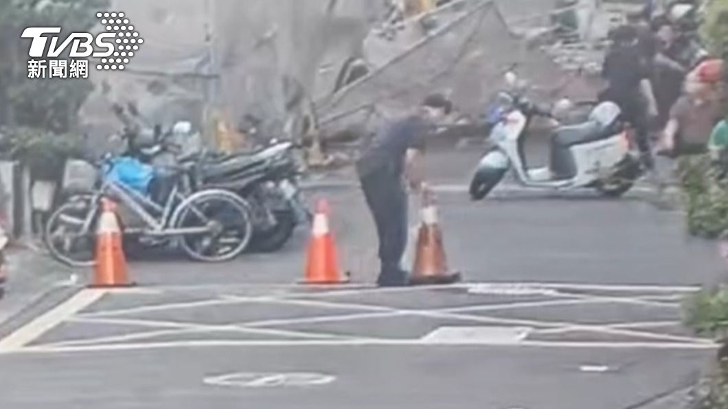 警方到場協助排除,並通知建管處,後續也開出罰單。(圖/TVBS)