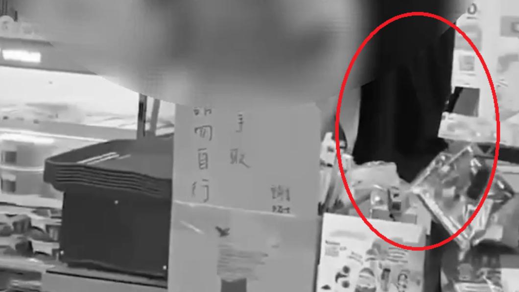少年害怕地躲在店員後面。(圖/翻攝自記者爆料網)