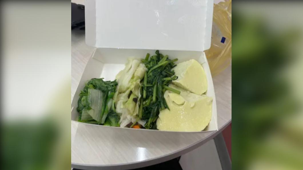網友點出蒸蛋是關鍵,因自助餐為秤重計價,蒸蛋屬於重量較重的食材,也因此價格會上加。(圖/翻攝自Dcard)