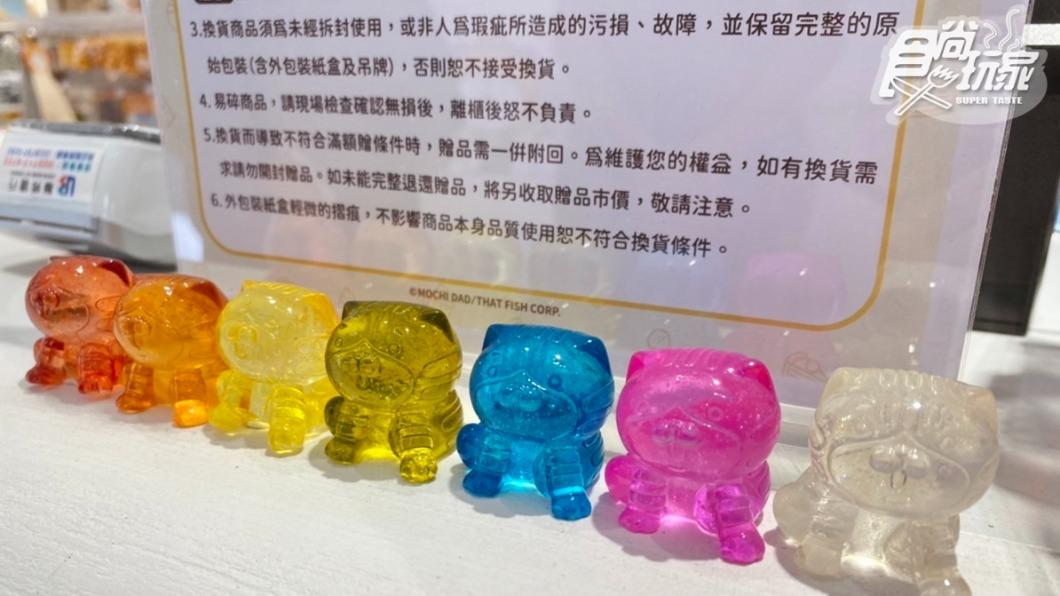 店內消費滿987元,即可隨機獲得1隻「白爛貓糖果公仔」。(圖/食尚玩家)