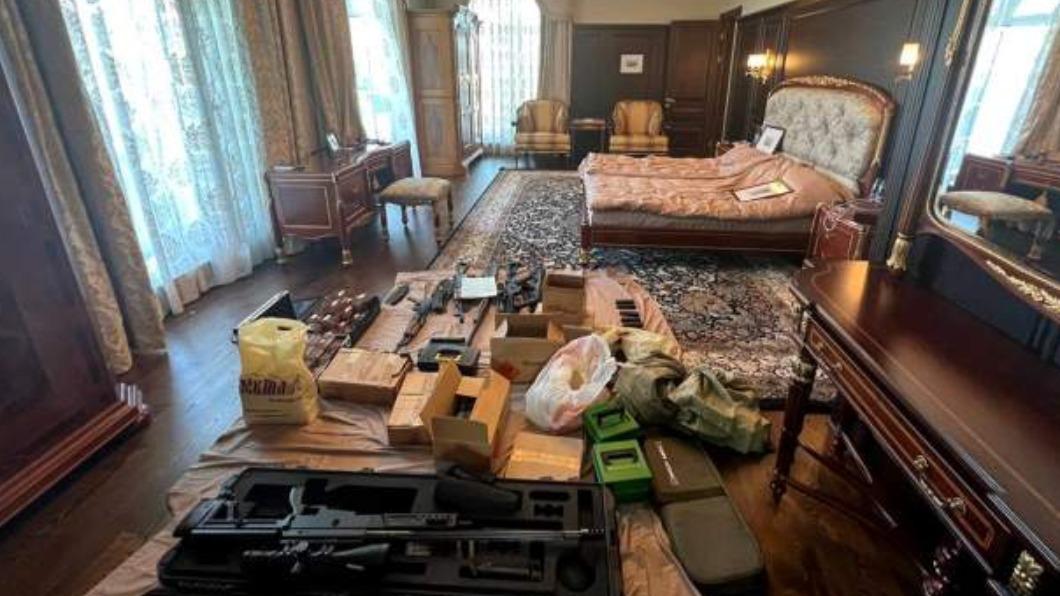 俄羅斯執法人員還搜出大量軍火。(圖/翻攝自《消息報》)