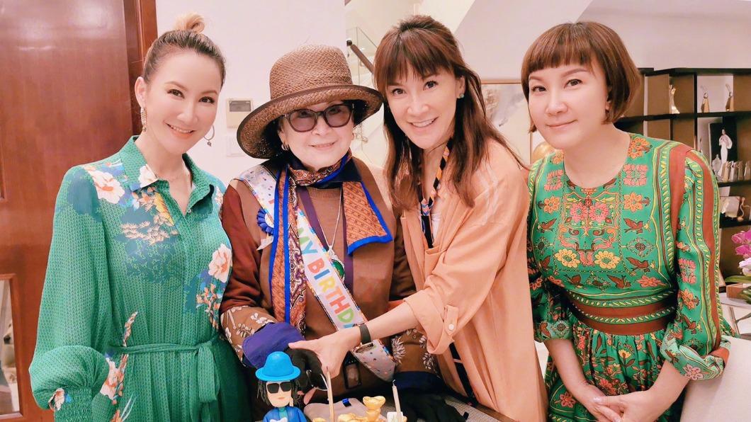 李玟(左)抗癌期間相當低調,家人也默默陪伴在她身邊。(圖/翻攝自李玟微博)