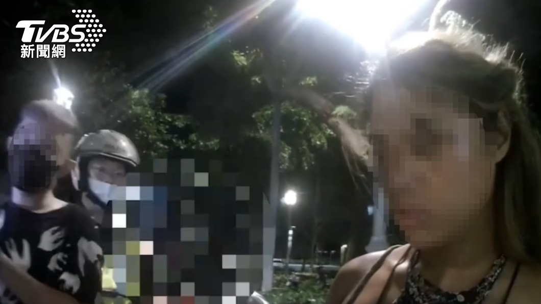巡邏員警發現兩人形跡可疑，上前盤查。（圖／TVBS）