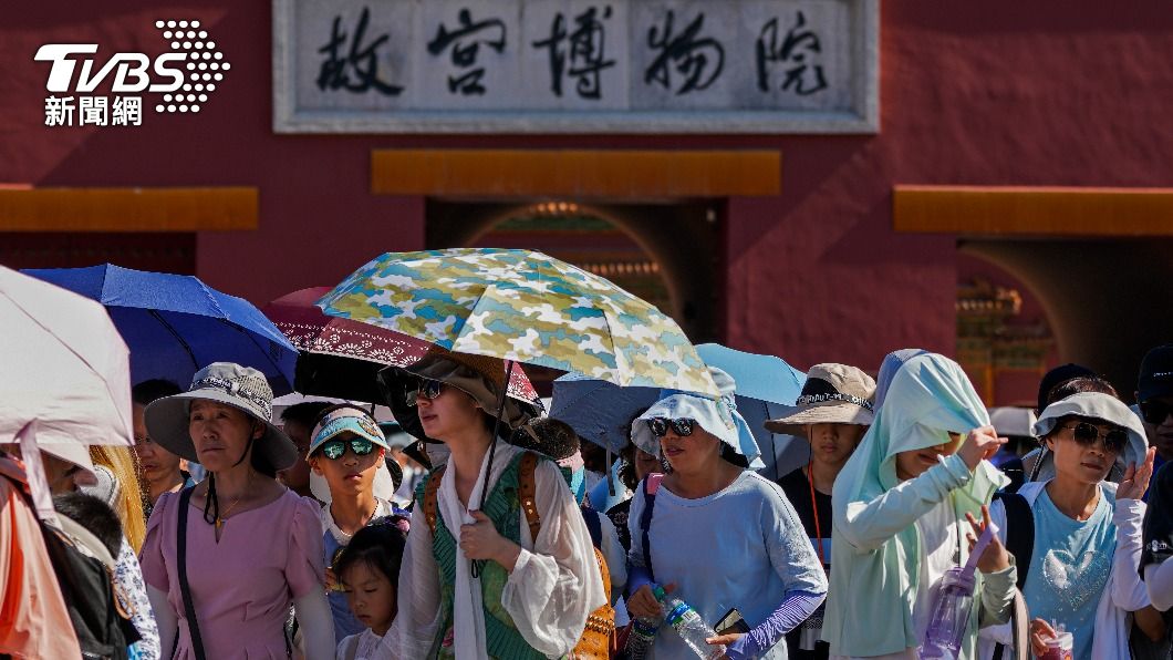 北半球夏天才開始不久，各國都創下高溫紀錄。圖為北京故宮前撐傘遮陽的群眾。（圖／達志影像美聯社）