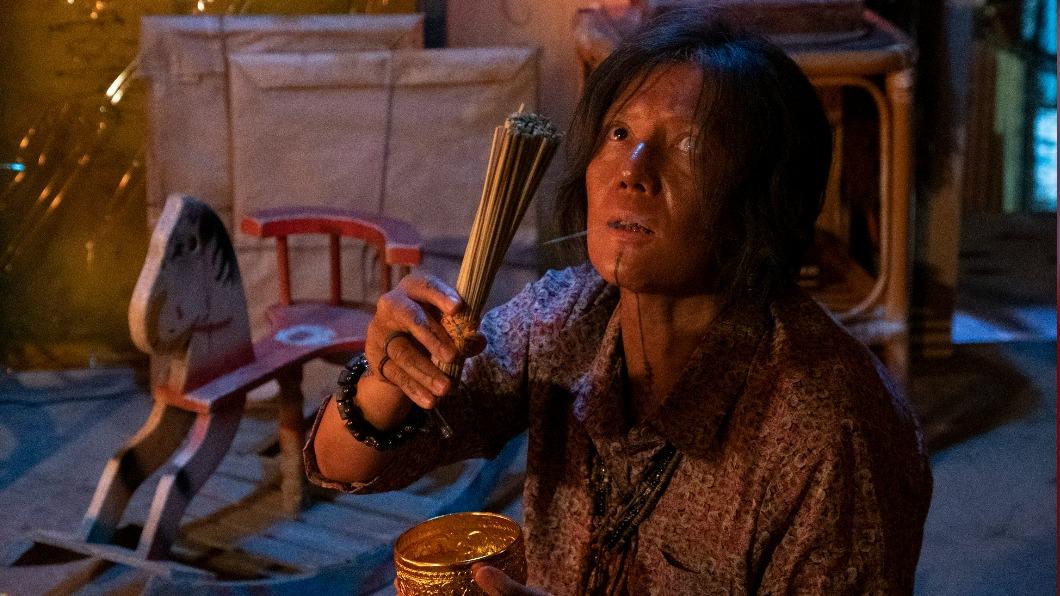 《粽邪3:鬼門開》金鐘女配黃柔閩飾演泰國靈媒「盲婆」。(圖/華影提供)
