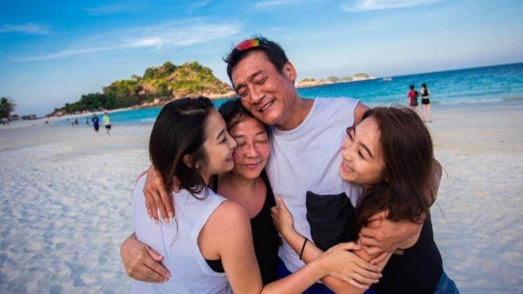 梁家輝和兩女兒感情好，也誓言今生一定讓她們母女成為世界上最幸福的人。（圖／翻攝自nikkiechleung IG）