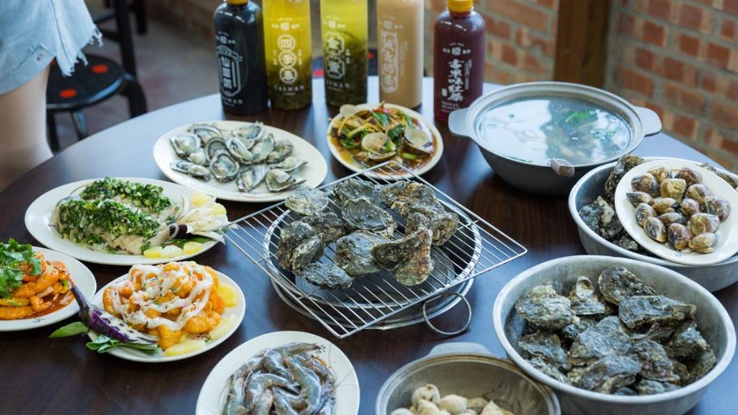 店家主打新鮮的東石鮮蚵、白蝦,還有各式熱炒料理可以配著吃。(圖/圍事小哥的幸福相框提供)